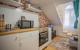 Cosy Gallery Flat In Akacfa St.