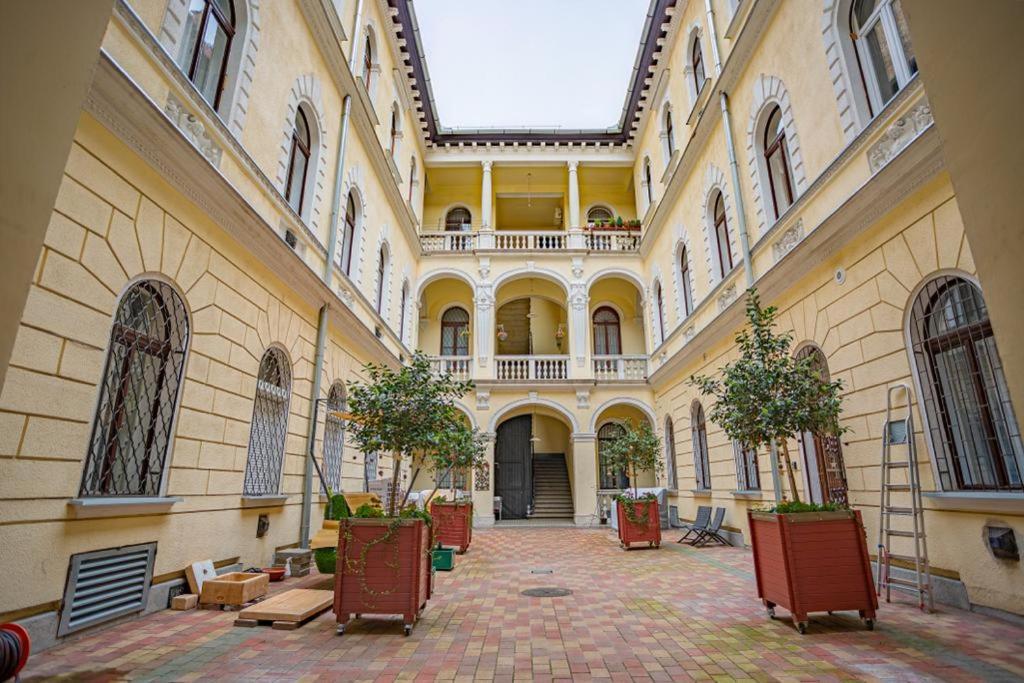 Cosy Gallery Flat In Akacfa St. Budapest Esterno foto